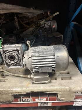 M80b4 Lense Lenze Ac Motor .72hp/kw 440/480v 1730rpm 4p 60hz With Gearbox Used