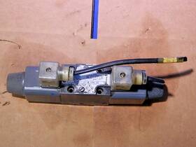Dg4v-3-6c-m-11h9-40 Vickers Tokimec 25v Dc Coils With Connectors